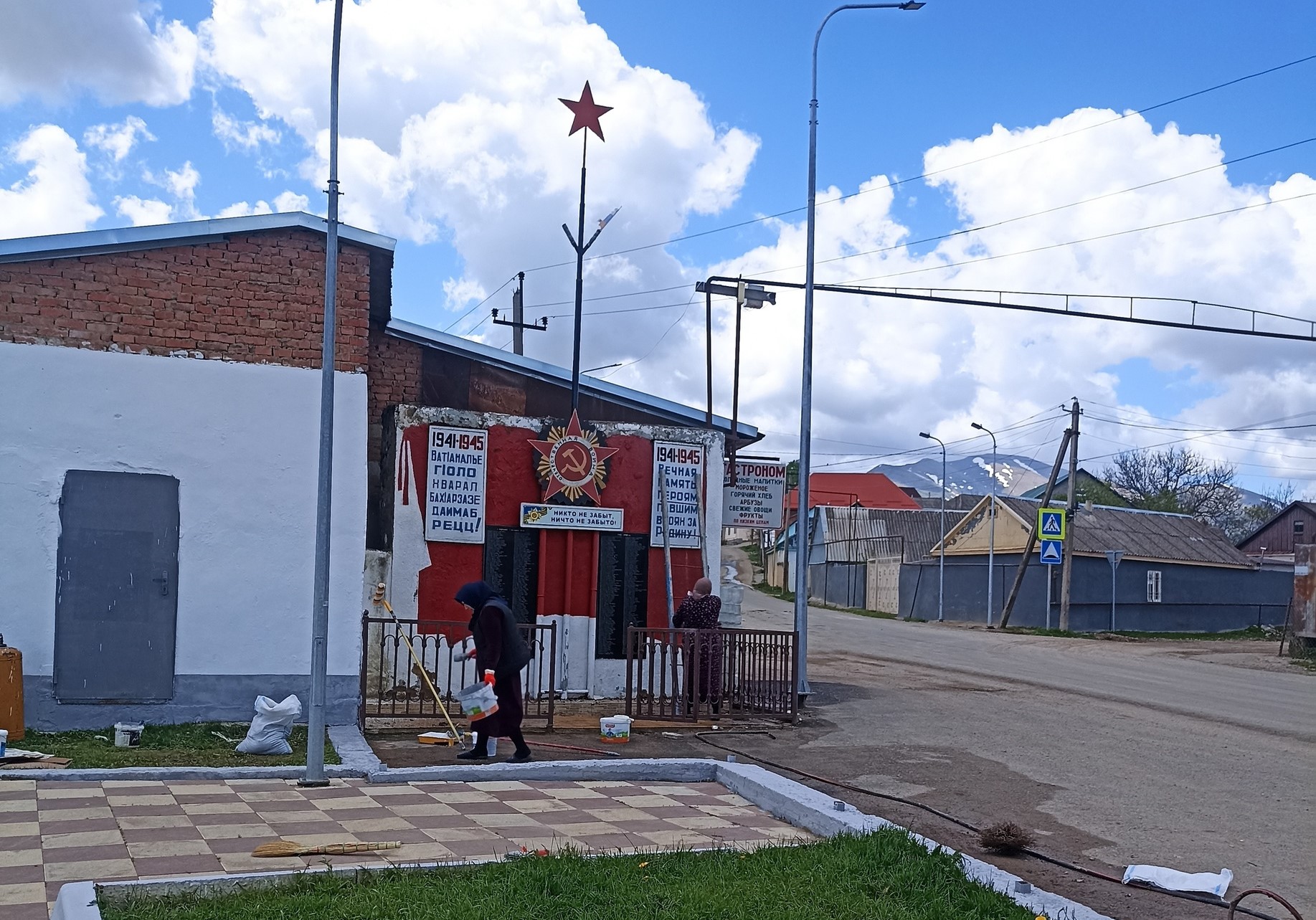 В преддверии Дня Победы благоустроили территорию памятника ветеранам ВОВ.