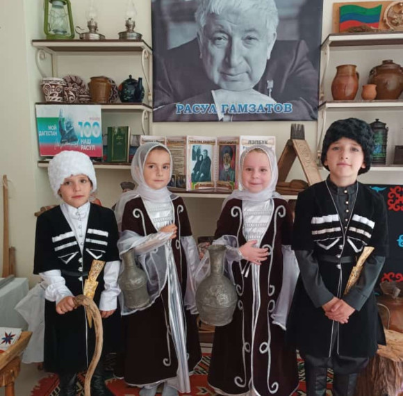 В МКДОУ "Одуванчик" прошло праздничное мероприятие, посвященное 100-летию со дня рождения Расула Гамзатова. В МКДОУ "Одуванчик" прошло праздничное мероприятие, посвященное 100-летию со дня рождения Расула Гамзатова.